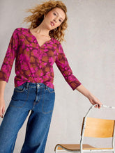 NELLY NOTCH NECK MID SLEEVE TEE in PINK PRINT