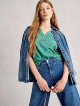 NELLY TEE NOTCH NECK in GREEN PRINT